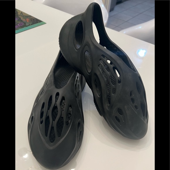 Yeezy Foam Runners - Black - Picture 1 of 5